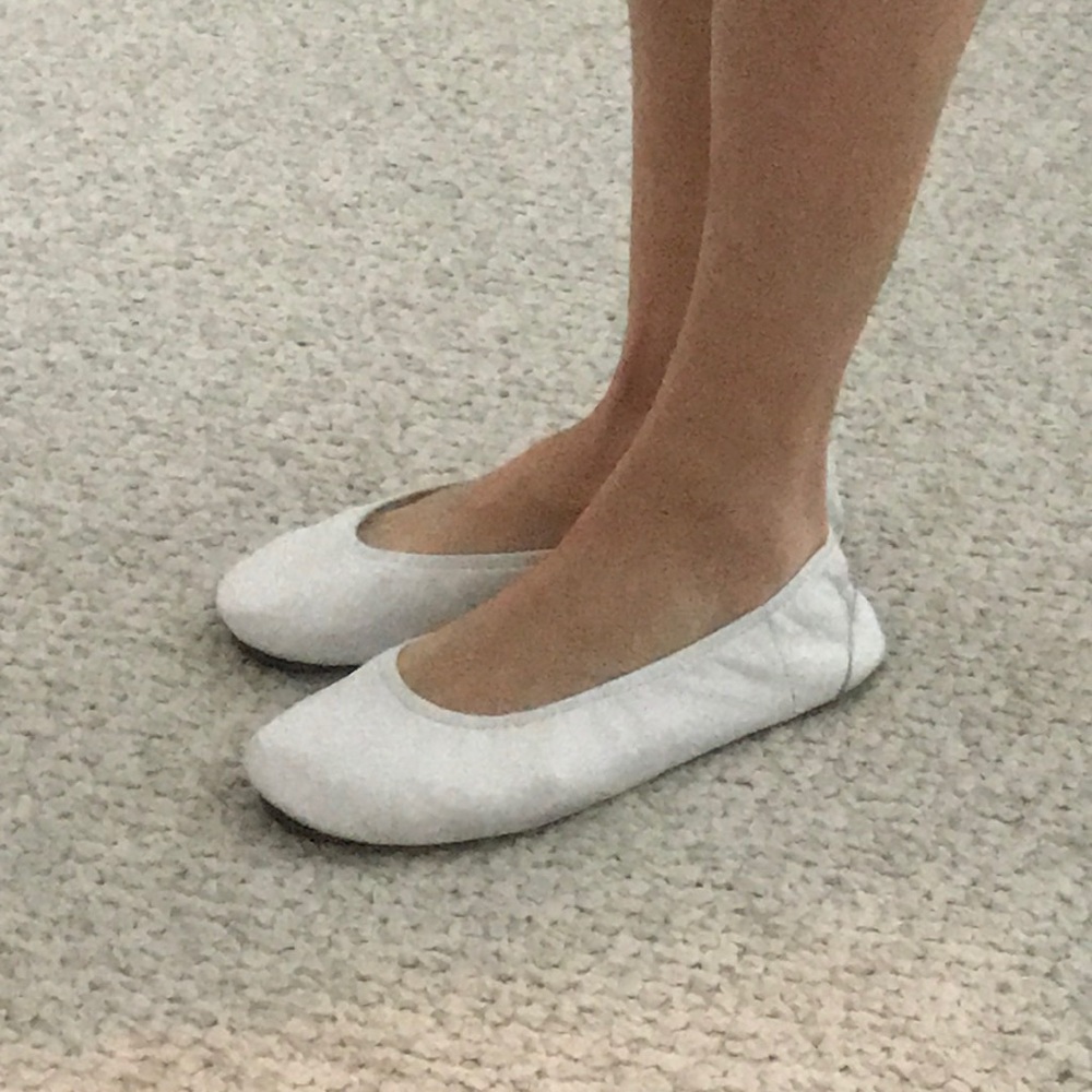 ⚪️ White Henri Bendel flats ⚪️